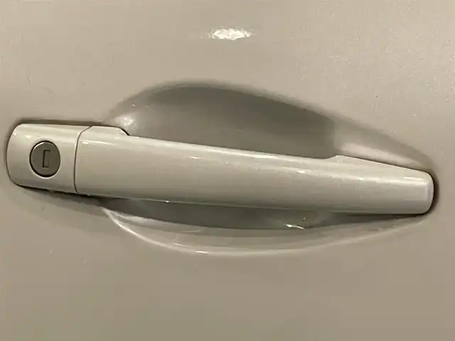 プジョー ２００８ プレミアム 愛知県 2015(平27)年 11.1万km パール Apple Car Play/・AM/FM/Bluetooth/バックカメラ/ハーフレザーシート/パドルシフト/オートライト/オートエアコン/ETC/ルーフレール/純正16インチアルミホイル/社外スタットレスタイヤ×4本/純正フロアマット/取扱説明書