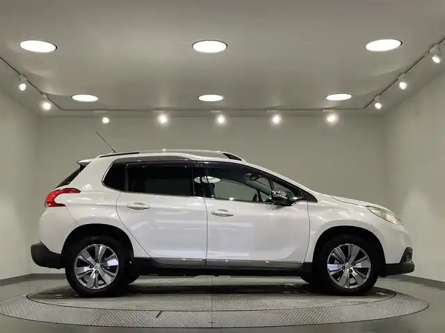 プジョー ２００８ プレミアム 愛知県 2015(平27)年 11.1万km パール Apple Car Play/・AM/FM/Bluetooth/バックカメラ/ハーフレザーシート/パドルシフト/オートライト/オートエアコン/ETC/ルーフレール/純正16インチアルミホイル/社外スタットレスタイヤ×4本/純正フロアマット/取扱説明書