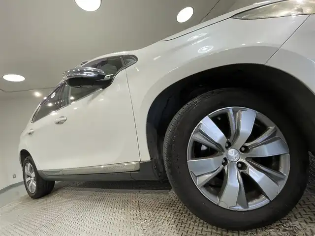 プジョー ２００８ プレミアム 愛知県 2015(平27)年 11.1万km パール Apple Car Play/・AM/FM/Bluetooth/バックカメラ/ハーフレザーシート/パドルシフト/オートライト/オートエアコン/ETC/ルーフレール/純正16インチアルミホイル/社外スタットレスタイヤ×4本/純正フロアマット/取扱説明書