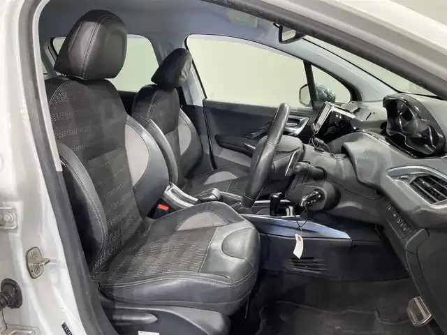 プジョー ２００８ プレミアム 愛知県 2015(平27)年 11.1万km パール Apple Car Play/・AM/FM/Bluetooth/バックカメラ/ハーフレザーシート/パドルシフト/オートライト/オートエアコン/ETC/ルーフレール/純正16インチアルミホイル/社外スタットレスタイヤ×4本/純正フロアマット/取扱説明書