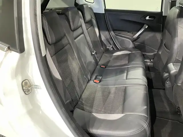プジョー ２００８ プレミアム 愛知県 2015(平27)年 11.1万km パール Apple Car Play/・AM/FM/Bluetooth/バックカメラ/ハーフレザーシート/パドルシフト/オートライト/オートエアコン/ETC/ルーフレール/純正16インチアルミホイル/社外スタットレスタイヤ×4本/純正フロアマット/取扱説明書