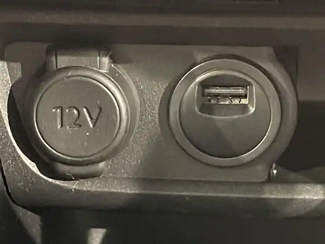 プジョー ２００８ プレミアム 愛知県 2015(平27)年 11.1万km パール Apple Car Play/・AM/FM/Bluetooth/バックカメラ/ハーフレザーシート/パドルシフト/オートライト/オートエアコン/ETC/ルーフレール/純正16インチアルミホイル/社外スタットレスタイヤ×4本/純正フロアマット/取扱説明書