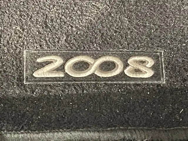プジョー ２００８ プレミアム 愛知県 2015(平27)年 11.1万km パール Apple Car Play/・AM/FM/Bluetooth/バックカメラ/ハーフレザーシート/パドルシフト/オートライト/オートエアコン/ETC/ルーフレール/純正16インチアルミホイル/社外スタットレスタイヤ×4本/純正フロアマット/取扱説明書