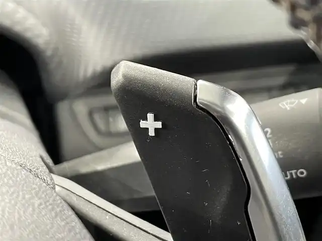 プジョー ２００８ プレミアム 愛知県 2015(平27)年 11.1万km パール Apple Car Play/・AM/FM/Bluetooth/バックカメラ/ハーフレザーシート/パドルシフト/オートライト/オートエアコン/ETC/ルーフレール/純正16インチアルミホイル/社外スタットレスタイヤ×4本/純正フロアマット/取扱説明書