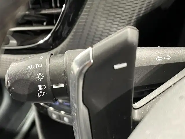 プジョー ２００８ プレミアム 愛知県 2015(平27)年 11.1万km パール Apple Car Play/・AM/FM/Bluetooth/バックカメラ/ハーフレザーシート/パドルシフト/オートライト/オートエアコン/ETC/ルーフレール/純正16インチアルミホイル/社外スタットレスタイヤ×4本/純正フロアマット/取扱説明書