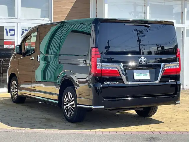 トヨタ グランエース プレミアム 宮崎県 2023(令5)年 2.5万km ブラック デジタルインナーミラー/純正ディスプレイオーディオ/フルセグTV/Bluetooth/パノラミックビューモニター/純正フリップダウンモニター/ビルトイン2.0ETC/純正17インチAW/トヨタセーフティセンス/ブラインドスポットモニター/レーダークルーズコントロール/前後コーナーセンサー/両側パワースライドドア/ベージュレザーシート/前席パワーシート/前席シートヒーター/純正フロアマット/オットマン/取扱説明書/保証書