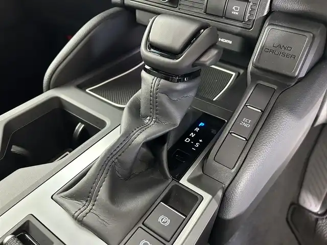 トヨタ ランドクルーザー ２５０ VX 佐賀県 2024(令6)年 0.3万km プラチナホワイトパールマイカ 純正１２．３型ディスプレイオーディオ/(フルセグTV/USB/Bluetooth/USB/ミラキャスト)/ムーンルーフ/全方位カメラ/ナビ連動ドライブレコーダー/衝突軽減システム/レーンキープアシスト/コーナーセンサー/追従型クルーズコントロール/シートヒーター/エアシート/ベンチレーション/パワーシート/レザーシート/純正アルミホイール/純正フロアマット/純正LEDヘッドライト/MT付きAT/パワーバックドア/スペアキー/盗難防止装置/横滑り防止装置