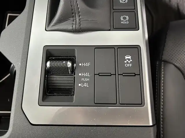 トヨタ ランドクルーザー ２５０ VX 佐賀県 2024(令6)年 0.3万km プラチナホワイトパールマイカ 純正１２．３型ディスプレイオーディオ/(フルセグTV/USB/Bluetooth/USB/ミラキャスト)/ムーンルーフ/全方位カメラ/ナビ連動ドライブレコーダー/衝突軽減システム/レーンキープアシスト/コーナーセンサー/追従型クルーズコントロール/シートヒーター/エアシート/ベンチレーション/パワーシート/レザーシート/純正アルミホイール/純正フロアマット/純正LEDヘッドライト/MT付きAT/パワーバックドア/スペアキー/盗難防止装置/横滑り防止装置