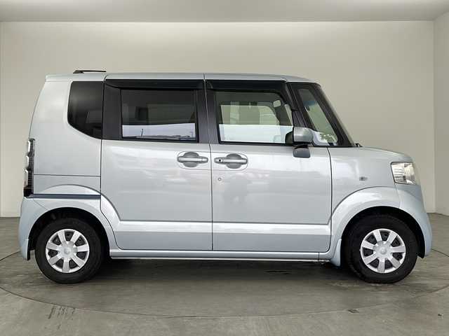 ホンダ Ｎ ＢＯＸ G 兵庫県 2012(平24)年 4.6万km クールミストメタリック ・純正ナビ（VXM-128VS）/・運転席用i-SRSエアバッグシステム〈連続容量変化タイプ〉/・助手席用SRSエアバッグシステム/・VSA（ABS＋TCS＋横すべり抑制）/・EBD（電子制御制動力配分システム）付ABS/・ヒルスタートアシスト機能/・アイドリングストップシステム/・ECONモード/・Hondaスマートキーシステム/・電動格納式リモコンカラードドアミラー/・UVカット機能付ガラス（フロントウインドウ/フロントコーナー/フロントドア）/・高熱線吸収/UVカット機能付プライバシーガラス（リアドア/リアクォーター/テールゲート）/・リアコンビネーションランプ（LEDストップランプ＆LEDテールランプ）/・フルホイールキャップ/・バックカメラ　/・ワンセグテレビ　/・両側スライドドア　/・ＥＴＣ　/・純正フロアマット　/・ステアリングリモコン