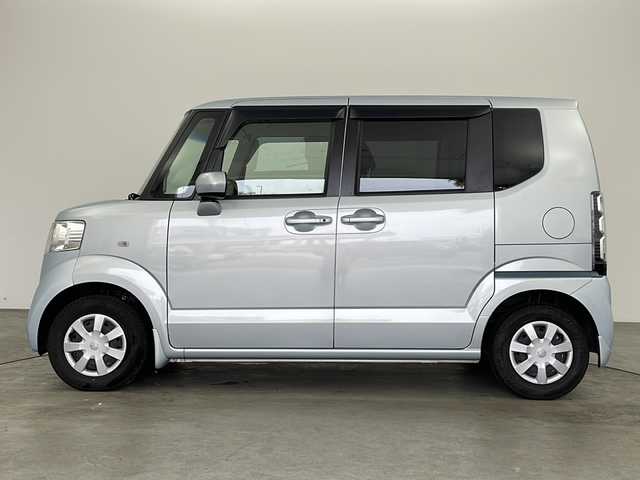 ホンダ Ｎ ＢＯＸ G 兵庫県 2012(平24)年 4.6万km クールミストメタリック ・純正ナビ（VXM-128VS）/・運転席用i-SRSエアバッグシステム〈連続容量変化タイプ〉/・助手席用SRSエアバッグシステム/・VSA（ABS＋TCS＋横すべり抑制）/・EBD（電子制御制動力配分システム）付ABS/・ヒルスタートアシスト機能/・アイドリングストップシステム/・ECONモード/・Hondaスマートキーシステム/・電動格納式リモコンカラードドアミラー/・UVカット機能付ガラス（フロントウインドウ/フロントコーナー/フロントドア）/・高熱線吸収/UVカット機能付プライバシーガラス（リアドア/リアクォーター/テールゲート）/・リアコンビネーションランプ（LEDストップランプ＆LEDテールランプ）/・フルホイールキャップ/・バックカメラ　/・ワンセグテレビ　/・両側スライドドア　/・ＥＴＣ　/・純正フロアマット　/・ステアリングリモコン