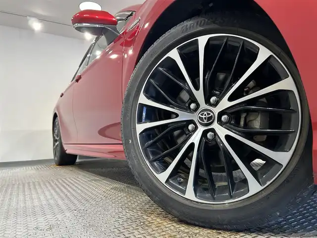 トヨタ カムリ WS 愛知県 2018(平30)年 1.5万km エモーショナルレッドⅡ 純正ナビ/パノラマムーンルーフ/レーダークルーズコントロール/衝突軽減ブレーキ/ワイヤレス充電/レーンディパーチャーアラート/クリアランスソナー/バックカメラ/アクセサリーソケット/ビルトインＥＴＣ/パワーシート/ハーフレザーシート/パドルシフト/ISOFIX/純正18インチアルミホイール/純正フロアマット/LEDヘッドライト
