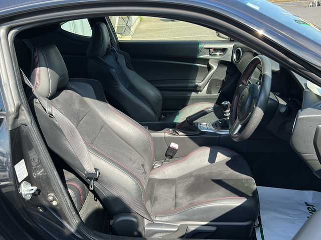 トヨタ ８６ GT リミテッド 茨城県 2014(平26)年 3.7万km ダークグレーメタリック ワンオーナー/リアスポイラー/社外メモリナビ【CN-RE04WD】/(地デジTV・CD・DVD・BT・ラジオ再生)/バックカメラ/オートライト/HIDヘッドライト/純正17inアルミホイール/フロアマット/スマートキー/取扱説明書/保証書