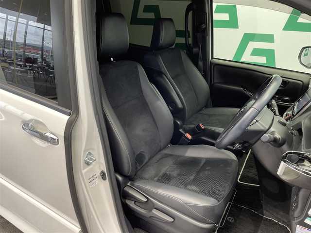 トヨタ ヴォクシー ZS 煌Ⅲ 鹿児島県 2021(令3)年 4.6万km ホワイトパールクリスタルシャイン ワンオーナー/禁煙車/トヨタセーフティ/コーナーセンサー/前後ドラレコ/バックカメラ/純正ナビ/オートライト/オートマチックハイビーム/ETC2.0/両側パワスラ/フリップダウンモニター/クルコン/LEDヘッドライト/プッシュスタート/革巻きステアリング/電格ミラー/スマートキー/スペアキー