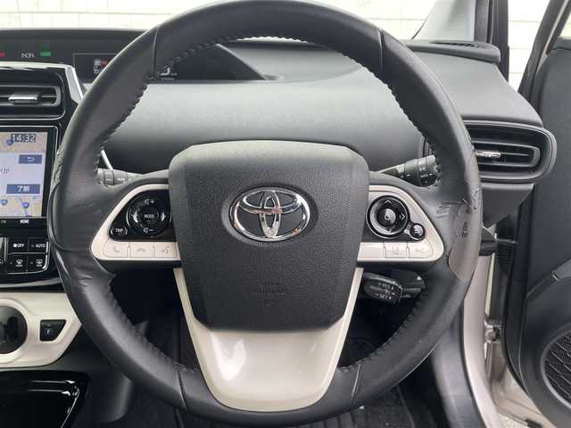 トヨタ プリウス Sセーフティプラス 愛知県 2018(平30)年 6.7万km スティールブロンドM ・純正19インチT-Connectナビ/・フルセグTV/・CD/DVD再生/・Bluetooth接続/・ミュージックサーバー（SD録音）/・ETC（新セキュリティ対応）/・バックカメラ/・コーナーセンサー/・純正15インチアルミホイール/・LEDヘッドライト/・オートマチックハイビーム/・衝突軽減ブレーキ/・レーンキープアシスト/・アダプティブクルーズコントロール/・スマートキー/・プッシュスタート/・純正フロアマット/・純正ドライブレコーダー