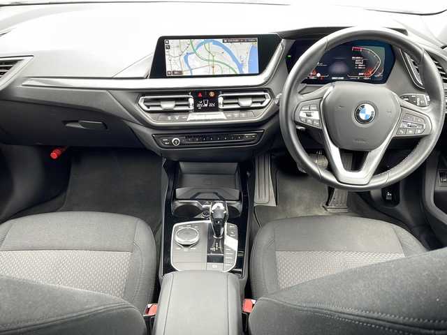 ＢＭＷ ＢＭＷ １１８ｉ プレイ 徳島県 2021(令3)年 2.5万km アルピンホワイトⅢ 衝突軽減ブレーキ/レーダークルーズコントロール/純正メーカーナビ/(Bluetooth/USB/FM/AM)/バックカメラ/置くだけ充電/パワーシート/シートメモリー/パワーバックドア/ETC2.0/スマートキー/スペアキー