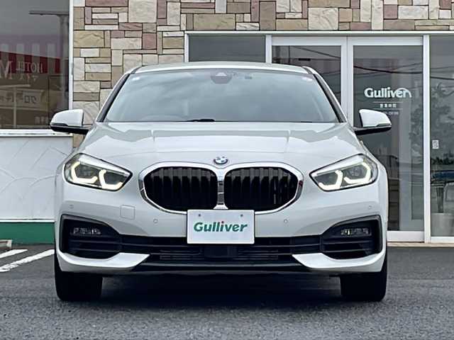 ＢＭＷ ＢＭＷ １１８ｉ プレイ 徳島県 2021(令3)年 2.5万km アルピンホワイトⅢ 衝突軽減ブレーキ/レーダークルーズコントロール/純正メーカーナビ/(Bluetooth/USB/FM/AM)/バックカメラ/置くだけ充電/パワーシート/シートメモリー/パワーバックドア/ETC2.0/スマートキー/スペアキー