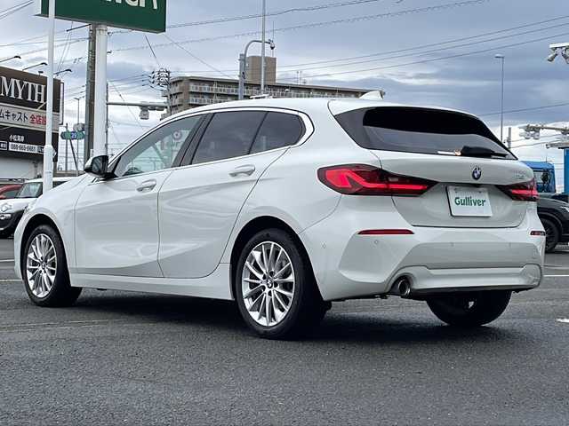 ＢＭＷ ＢＭＷ １１８ｉ プレイ 徳島県 2021(令3)年 2.5万km アルピンホワイトⅢ 衝突軽減ブレーキ/レーダークルーズコントロール/純正メーカーナビ/(Bluetooth/USB/FM/AM)/バックカメラ/置くだけ充電/パワーシート/シートメモリー/パワーバックドア/ETC2.0/スマートキー/スペアキー