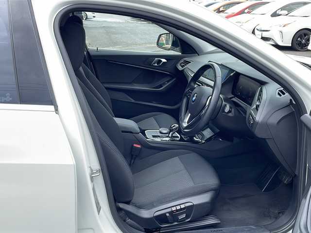 ＢＭＷ ＢＭＷ １１８ｉ プレイ 徳島県 2021(令3)年 2.5万km アルピンホワイトⅢ 衝突軽減ブレーキ/レーダークルーズコントロール/純正メーカーナビ/(Bluetooth/USB/FM/AM)/バックカメラ/置くだけ充電/パワーシート/シートメモリー/パワーバックドア/ETC2.0/スマートキー/スペアキー