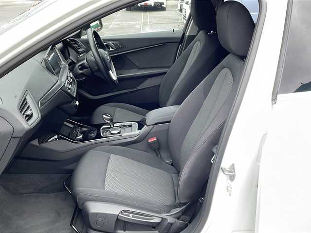 ＢＭＷ ＢＭＷ １１８ｉ プレイ 徳島県 2021(令3)年 2.5万km アルピンホワイトⅢ 衝突軽減ブレーキ/レーダークルーズコントロール/純正メーカーナビ/(Bluetooth/USB/FM/AM)/バックカメラ/置くだけ充電/パワーシート/シートメモリー/パワーバックドア/ETC2.0/スマートキー/スペアキー