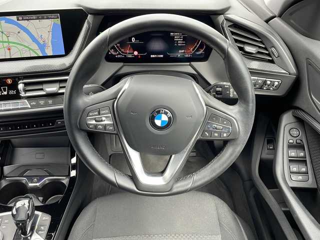 ＢＭＷ ＢＭＷ １１８ｉ プレイ 徳島県 2021(令3)年 2.5万km アルピンホワイトⅢ 衝突軽減ブレーキ/レーダークルーズコントロール/純正メーカーナビ/(Bluetooth/USB/FM/AM)/バックカメラ/置くだけ充電/パワーシート/シートメモリー/パワーバックドア/ETC2.0/スマートキー/スペアキー