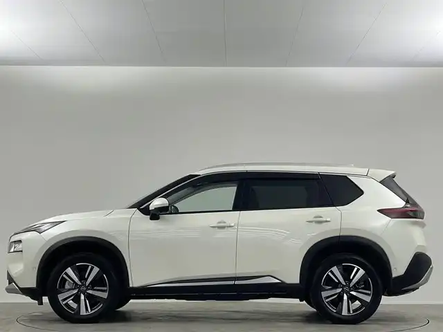 日産 エクストレイル G e－4ORCE 埼玉県 2024(令6)年 0.1万km ブリリアントホワイトパール ガラスルーフ　純正12.3型コネクトナビ　プロパイロット　全方位カメラ　デジタルインナーミラー　BSM　HUD　ワイヤレス充電　レザーシート　パワーシート　温シート　電動リアゲート　ハンドルヒーター