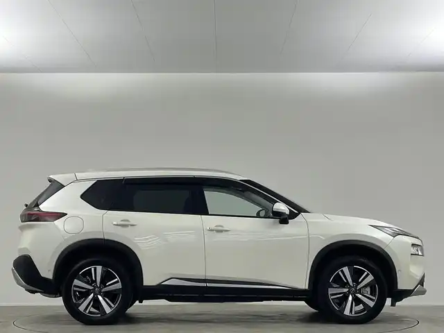 日産 エクストレイル G e－4ORCE 埼玉県 2024(令6)年 0.1万km ブリリアントホワイトパール ガラスルーフ　純正12.3型コネクトナビ　プロパイロット　全方位カメラ　デジタルインナーミラー　BSM　HUD　ワイヤレス充電　レザーシート　パワーシート　温シート　電動リアゲート　ハンドルヒーター