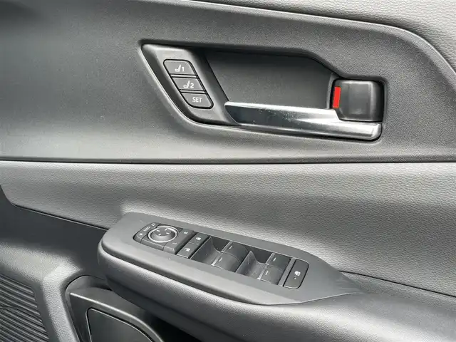 トヨタ プリウス Z 長崎県 2023(令5)年 1.3万km グレー ワンオーナー/純正12.3型ナビ/（フルセグ・BT・USB・HDMI・Miracast）/パノラミックビューモニター/AC100V/アドバンスドパーク/運転席パワーシート/前席シートヒーター/前席シートベンチレーション/運転席シートメモリー/デジタルインナーミラー/トヨタセーフティーセンス/ブラインドスポットモニター/レーンキープアシスト/レーダークルーズコントロール/ETC2.0/パワーバックドア/ドライブレコーダー/オートハイビーム/オートライト/置くだけ充電/ステアリングヒーター