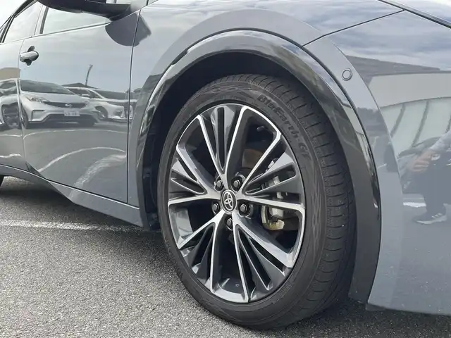 トヨタ プリウス Z 長崎県 2023(令5)年 1.3万km グレー ワンオーナー/純正12.3型ナビ/（フルセグ・BT・USB・HDMI・Miracast）/パノラミックビューモニター/AC100V/アドバンスドパーク/運転席パワーシート/前席シートヒーター/前席シートベンチレーション/運転席シートメモリー/デジタルインナーミラー/トヨタセーフティーセンス/ブラインドスポットモニター/レーンキープアシスト/レーダークルーズコントロール/ETC2.0/パワーバックドア/ドライブレコーダー/オートハイビーム/オートライト/置くだけ充電/ステアリングヒーター