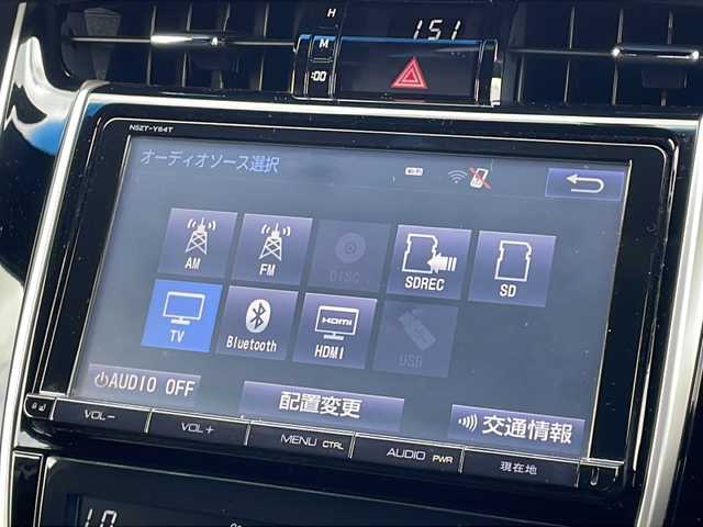 トヨタ ハリアー エレガンス 山口県 2015(平27)年 5.5万km ホワイトパールクリスタルシャイン 純正SDナビ【NSZT-Y64T】/CD/DVD/USB/HDMI/AM/FM/Bluetooth/フルセグテレビ/バックカメラ/ETC/純正フロアマット/19インチアルミホイール/本革巻き3本スポークステアリングホイール/ステアリングスイッチ/防眩インナーミラー/ハーフレザーシート/パワーシート/電動格納ウインカーミラー/LEDヘッドランプ/フォグランプ/オートライト/追従有クルーズコントロール/アイドリングストップ/スマートキー・スペアキー有/プッシュアップスタート/プリクラッシュセーフティシステム/クリアランスソナー＆バックソナー/盗難防止装置/ダブルサイドカーテンエアバッグ/取り扱い説明書/保証書/記録簿