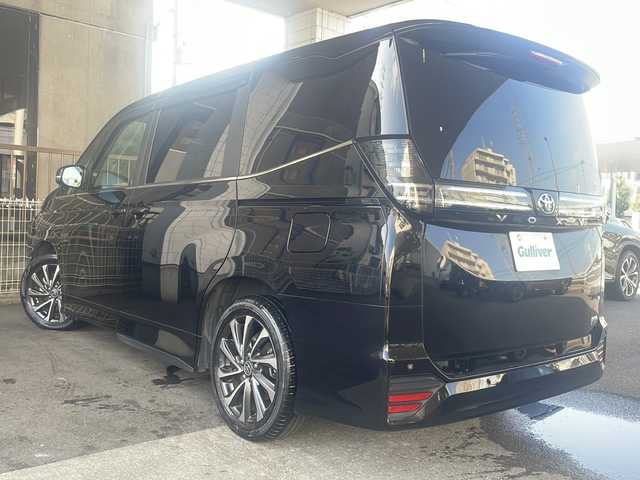 トヨタ ヴォクシー ハイブリッド S－Z 京都府 2023(令5)年 5万km アティチュードブラックマイカ 純正10インチナビ/純正14インチフリップダウンモニター/バックカメラ/レーダークルーズコントロール/レーンキープアシスト/衝突軽減システム/コーナーセンサー前後/ドライブレコーダー前後/ブレーキホールド/PCS・PDA・RSA・PKSB/前席シートヒーター/両側パワースライドドア/3眼LEDヘッドライト/nanoex/クリアランスソナー/ユニバーサルステップ/ETC2.0/純正17インチAW/保証書・取扱説明書