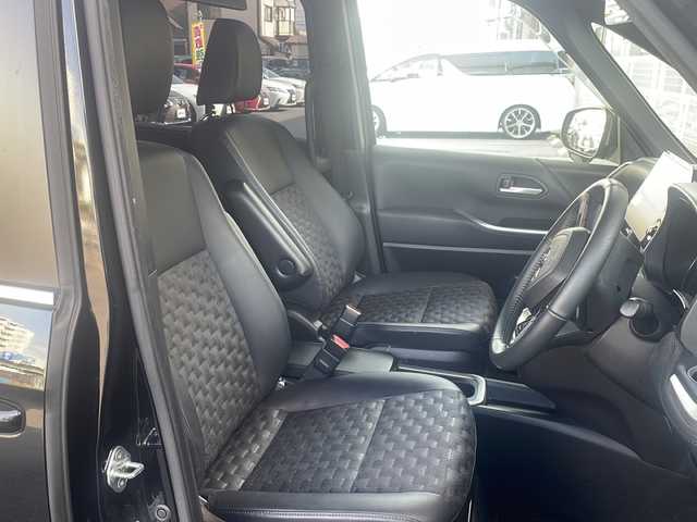 トヨタ ヴォクシー ハイブリッド S－Z 京都府 2023(令5)年 5万km アティチュードブラックマイカ 純正10インチナビ/純正14インチフリップダウンモニター/バックカメラ/レーダークルーズコントロール/レーンキープアシスト/衝突軽減システム/コーナーセンサー前後/ドライブレコーダー前後/ブレーキホールド/PCS・PDA・RSA・PKSB/前席シートヒーター/両側パワースライドドア/3眼LEDヘッドライト/nanoex/クリアランスソナー/ユニバーサルステップ/ETC2.0/純正17インチAW/保証書・取扱説明書