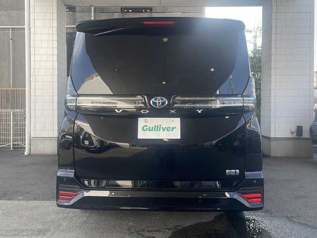 トヨタ ヴォクシー ハイブリッド S－Z 京都府 2023(令5)年 5万km アティチュードブラックマイカ 純正10インチナビ/純正14インチフリップダウンモニター/バックカメラ/レーダークルーズコントロール/レーンキープアシスト/衝突軽減システム/コーナーセンサー前後/ドライブレコーダー前後/ブレーキホールド/PCS・PDA・RSA・PKSB/前席シートヒーター/両側パワースライドドア/3眼LEDヘッドライト/nanoex/クリアランスソナー/ユニバーサルステップ/ETC2.0/純正17インチAW/保証書・取扱説明書