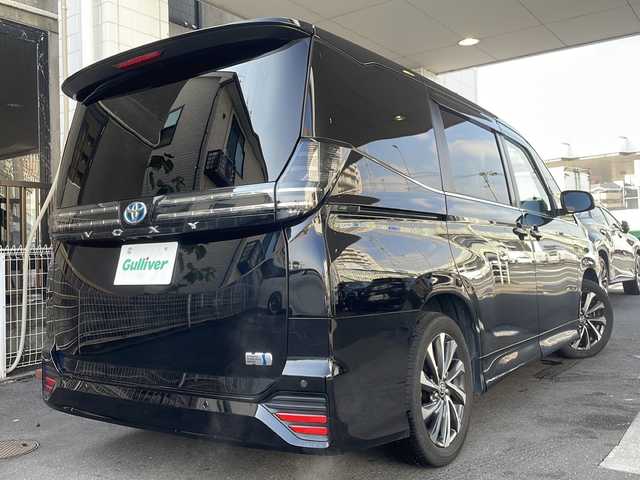 トヨタ ヴォクシー ハイブリッド S－Z 京都府 2023(令5)年 5万km アティチュードブラックマイカ 純正10インチナビ/純正14インチフリップダウンモニター/バックカメラ/レーダークルーズコントロール/レーンキープアシスト/衝突軽減システム/コーナーセンサー前後/ドライブレコーダー前後/ブレーキホールド/PCS・PDA・RSA・PKSB/前席シートヒーター/両側パワースライドドア/3眼LEDヘッドライト/nanoex/クリアランスソナー/ユニバーサルステップ/ETC2.0/純正17インチAW/保証書・取扱説明書