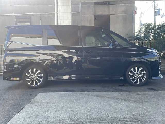 トヨタ ヴォクシー ハイブリッド S－Z 京都府 2023(令5)年 5万km アティチュードブラックマイカ 純正10インチナビ/純正14インチフリップダウンモニター/バックカメラ/レーダークルーズコントロール/レーンキープアシスト/衝突軽減システム/コーナーセンサー前後/ドライブレコーダー前後/ブレーキホールド/PCS・PDA・RSA・PKSB/前席シートヒーター/両側パワースライドドア/3眼LEDヘッドライト/nanoex/クリアランスソナー/ユニバーサルステップ/ETC2.0/純正17インチAW/保証書・取扱説明書