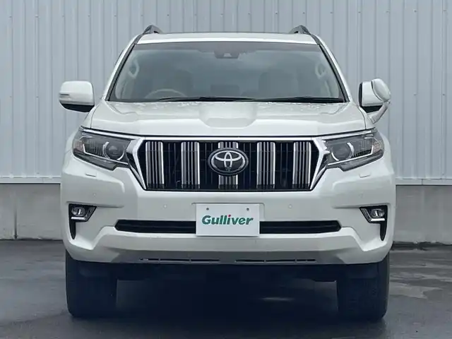 トヨタ ランドクルーザー プラド TX Lパッケージ 愛媛県 2022(令4)年 1.9万km ホワイトパールクリスタルシャイン Bluetooth接続/USB入力端子/ETC/バックカメラ/SDミュージックサーバー/フルセグTV/メモリナビ/DVD再生可能/サンルーフ/パワーシート/電動格納サードシート/シートヒーター/エアシート/ルーフレール/純正アルミホイール/白レザーシート/コンビハンドル/スペアタイヤ/追従走行付きクルーズコントロール/HDMI接続可能/ABS/横滑り防止装置/前後コーナーセンサー/レーンキープアシスト/盗難防止装置/オートマチックハイビーム/LEDヘッドライト/衝突被害軽減システム/カーテンエアバッグ