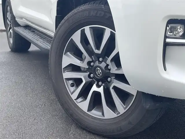トヨタ ランドクルーザー プラド TX Lパッケージ 愛媛県 2022(令4)年 1.9万km ホワイトパールクリスタルシャイン Bluetooth接続/USB入力端子/ETC/バックカメラ/SDミュージックサーバー/フルセグTV/メモリナビ/DVD再生可能/サンルーフ/パワーシート/電動格納サードシート/シートヒーター/エアシート/ルーフレール/純正アルミホイール/白レザーシート/コンビハンドル/スペアタイヤ/追従走行付きクルーズコントロール/HDMI接続可能/ABS/横滑り防止装置/前後コーナーセンサー/レーンキープアシスト/盗難防止装置/オートマチックハイビーム/LEDヘッドライト/衝突被害軽減システム/カーテンエアバッグ