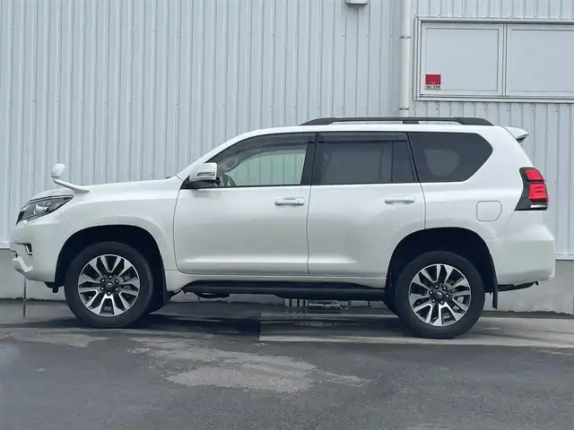 トヨタ ランドクルーザー プラド TX Lパッケージ 愛媛県 2022(令4)年 1.9万km ホワイトパールクリスタルシャイン Bluetooth接続/USB入力端子/ETC/バックカメラ/SDミュージックサーバー/フルセグTV/メモリナビ/DVD再生可能/サンルーフ/パワーシート/電動格納サードシート/シートヒーター/エアシート/ルーフレール/純正アルミホイール/白レザーシート/コンビハンドル/スペアタイヤ/追従走行付きクルーズコントロール/HDMI接続可能/ABS/横滑り防止装置/前後コーナーセンサー/レーンキープアシスト/盗難防止装置/オートマチックハイビーム/LEDヘッドライト/衝突被害軽減システム/カーテンエアバッグ