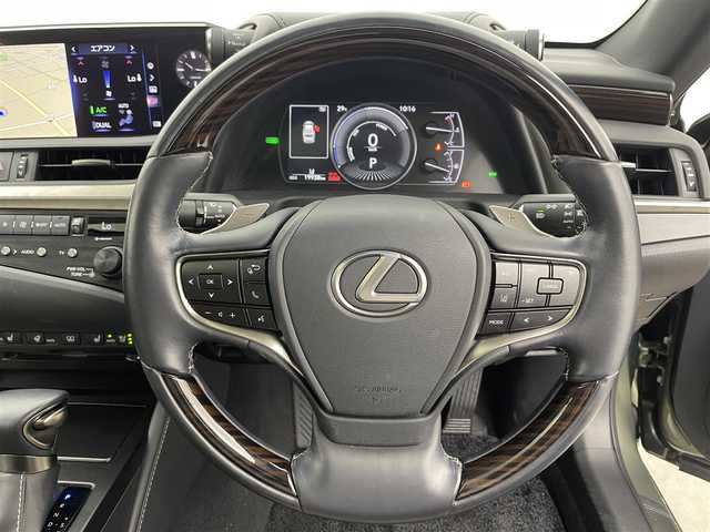 レクサス ＥＳ 300h 富山県 2020(令2)年 2万km サンライトグリーンマイカメタリック サンルーフ/ワンオーナー/純正ナビ(AM/FM/CD/DVD/BT)/フルセグTV/バックカメラ/レーダークルーズコントロール/レーンキープアシスト/衝突軽減ブレーキ/ブラインドスポットモニター/盗難防止装置/前後ドライブレコーダー/前後コーナーセンサー/前席エアシート/前席シートヒーター/ハンドルヒーター/オートブレーキホールド/電子パーキングブレーキ/ビルトインETC/パドルシフト/純正フロアマット/純正AW/オートマチックハイビーム/オートライト/カードキー/エンジンスターター/スマートキー/スペアキー1本/プッシュスタート/取扱説明書/保証書