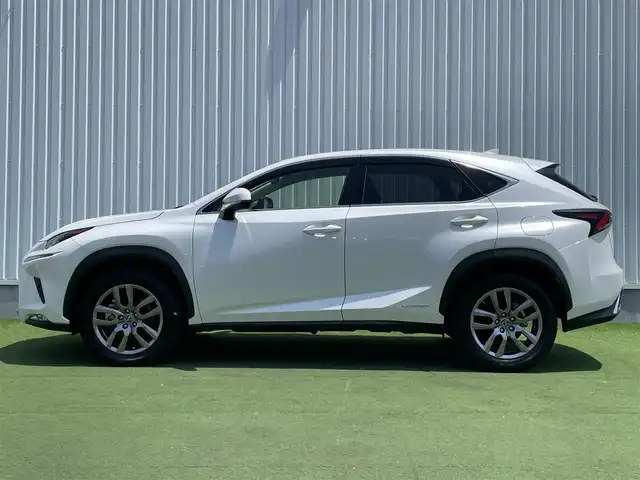 レクサス ＮＸ 300h バージョンL 香川県 2018(平30)年 2.4万km ソニッククォーツ 純正メモリーナビ/→AM/FM/CD/DVD/Bluetooth/フルセグTV/レーダークルーズコントロール/レーンキープアシスト/シートヒーター・エアシート/ハンドルヒーター/全方位カメラ/LEDヘッドライト/ビルトイン2.0ETC/メモリーシート/パワーシート/衝突軽減ブレーキ/パワーバックドア/レザーシート/純正18インチアルミホイール/横滑り防止装置/プッシュスタート/スマートキー/革巻きステアリング/ステアリングスイッチ