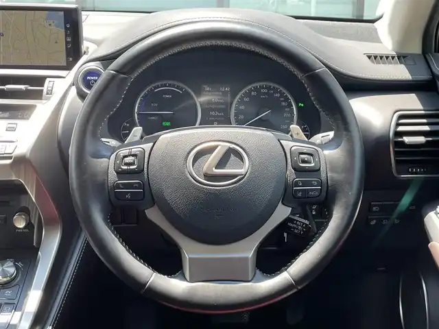 レクサス ＮＸ 300h バージョンL 香川県 2018(平30)年 2.4万km ソニッククォーツ 純正メモリーナビ/→AM/FM/CD/DVD/Bluetooth/フルセグTV/レーダークルーズコントロール/レーンキープアシスト/シートヒーター・エアシート/ハンドルヒーター/全方位カメラ/LEDヘッドライト/ビルトイン2.0ETC/メモリーシート/パワーシート/衝突軽減ブレーキ/パワーバックドア/レザーシート/純正18インチアルミホイール/横滑り防止装置/プッシュスタート/スマートキー/革巻きステアリング/ステアリングスイッチ