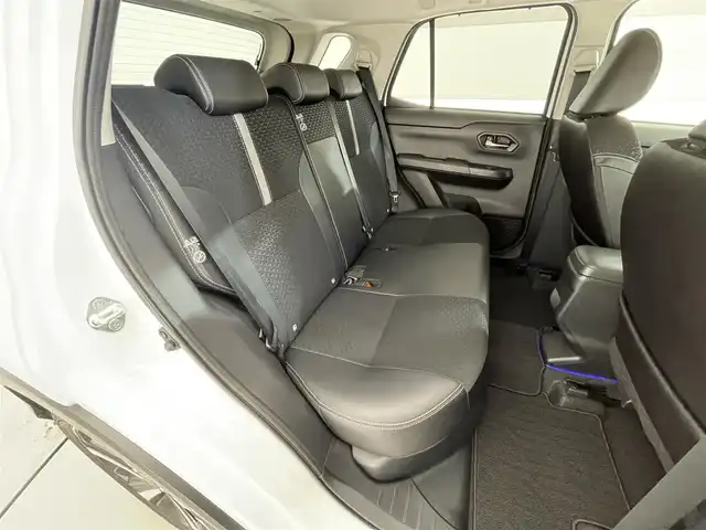 ダイハツ ロッキー プレミアム G HEV 滋賀県 2022(令4)年 4.3万km ブラックマイカメタリック/シャイニングホワイトパール 純正９インチナビ/(CD/DVD/SD/HDMI/フルセグTV)/バックカメラ/ハーフレザーシート/シートヒーター/ETC/ドライブレコーダー(SD無)/純正フロアマット/オートライト/LEDヘッドライト