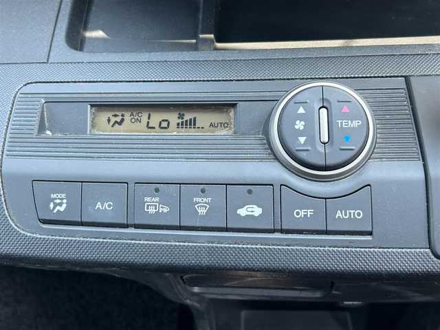 ホンダ フリード スパイク G ジャストセレクション 道央・札幌 2011(平23)年 11.1万km プレミアムホワイトパール ・4WD/・社外SDナビ/・CD/DVD/BT/AUX/・フルセグTV/・両側スライドドア/・布シート/・キセノンヘッドライト/・オートライト/・電動格納ミラー/・ドアバイザー/・純正15インチAW/・リモコンキー/・スペアキー/・社外エンジンスターター/・保証書/・取扱説明書