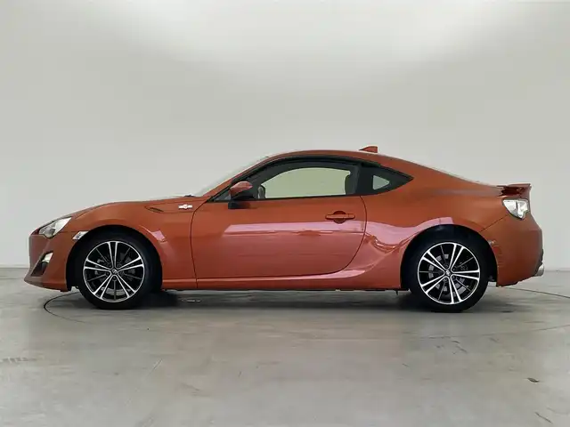 トヨタ ８６ GT リミテッド 群馬県 2015(平27)年 1.2万km オレンジメタリック 純正SDナビ 　＜NSCP-W64＞/（CD/ラジオ/Bluetooth/ワンセグTV）/バックカメラ/ETC/純正リアスポイラー/クルーズコントロール/D/N席シートヒーター/ハーフレザーシート/走行制御モードスイッチ（スポーツ/スノー）/VSC（ビークルスタビリティコントロール）/パドルシフト/革巻きステアリング/デュアルエアコン/ドアバイザー