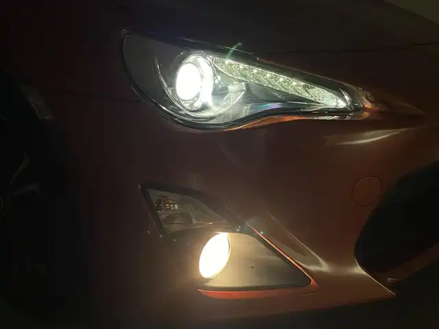 トヨタ ８６ GT リミテッド 群馬県 2015(平27)年 1.2万km オレンジメタリック 純正SDナビ 　＜NSCP-W64＞/（CD/ラジオ/Bluetooth/ワンセグTV）/バックカメラ/ETC/純正リアスポイラー/クルーズコントロール/D/N席シートヒーター/ハーフレザーシート/走行制御モードスイッチ（スポーツ/スノー）/VSC（ビークルスタビリティコントロール）/パドルシフト/革巻きステアリング/デュアルエアコン/ドアバイザー