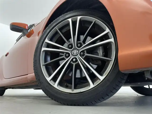 トヨタ ８６ GT リミテッド 群馬県 2015(平27)年 1.2万km オレンジメタリック 純正SDナビ 　＜NSCP-W64＞/（CD/ラジオ/Bluetooth/ワンセグTV）/バックカメラ/ETC/純正リアスポイラー/クルーズコントロール/D/N席シートヒーター/ハーフレザーシート/走行制御モードスイッチ（スポーツ/スノー）/VSC（ビークルスタビリティコントロール）/パドルシフト/革巻きステアリング/デュアルエアコン/ドアバイザー