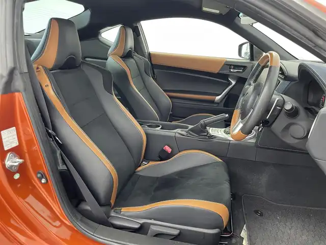 トヨタ ８６ GT リミテッド 群馬県 2015(平27)年 1.2万km オレンジメタリック 純正SDナビ 　＜NSCP-W64＞/（CD/ラジオ/Bluetooth/ワンセグTV）/バックカメラ/ETC/純正リアスポイラー/クルーズコントロール/D/N席シートヒーター/ハーフレザーシート/走行制御モードスイッチ（スポーツ/スノー）/VSC（ビークルスタビリティコントロール）/パドルシフト/革巻きステアリング/デュアルエアコン/ドアバイザー