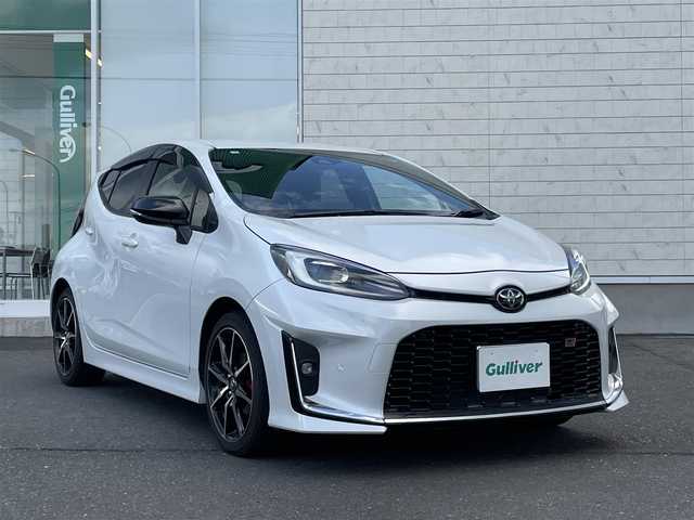 トヨタ アクア GRスポーツ 岩手県 2023(令5)年 0.6万km プラチナホワイトパールマイカ 純正ディスプレイオーディオAM/FM/CD/DVD/Bluetooth/フルセグTV/純正オーディオ/バックカメラ/ETC/レーダークルーズコントロール/衝突被害軽減ブレーキ/レーンキープアシスト/横滑り防止装置/シートヒーター/オートライト/LEDヘッドライト/フォグランプ/スマートキー/プッシュスタート/電動格納ミラー/純正17インチAW/純正フロアマット/保証書/取扱説明書