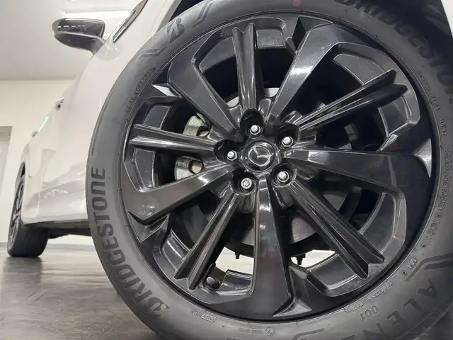 マツダ ＣＸ－６０ XD HV エクスクルーシブスポーツ 三重県 2022(令4)年 2.8万km ロジウムホワイトプレミアムメタリック ディーゼルターボ・マイルドハイブリッド/4WD/MTモード付8AT/12.3型ナビ/（AM/FM/USB/HDMI/CarPlay/AndroidAuto/Bluetooth/TV）/360ビュー・モニター/ビルトインETC/i-ACTIVSENSE/・スマートブレーキサポート/・レーダークルーズコントロール/・クルージング&トラフィックサポート/・ドライバー異常時対応システム/・ドライバーモニタリング/・レーンキープアシストシステム/・ブラインドスポットモニタリング/・クロストラフィックアラート（前後）/・標識認識/・パーキングセンサー（前後）/など/装備/・ナッパレザーシート（ブラック）/・シートヒーター（D/N/2nd）/・シートベンチレーション（D/N）/・パワーシート（Dメモリー付10way/N10way）/・電動チルト&テレスコステアリング/・ステアリングヒーター/・ヘッドアップディスプレイ/・AC100Vコンセント&USB充電ジャック&ワイヤレス充電/・LEDヘッドライト/・ダウンヒルアシストコントロール/・ハンズフリーパワーリフトゲート/・左右独立オートエアコン/・パドルシフト/・純正20inAW/・保/取/ナビ取/・スマートキーx2/など