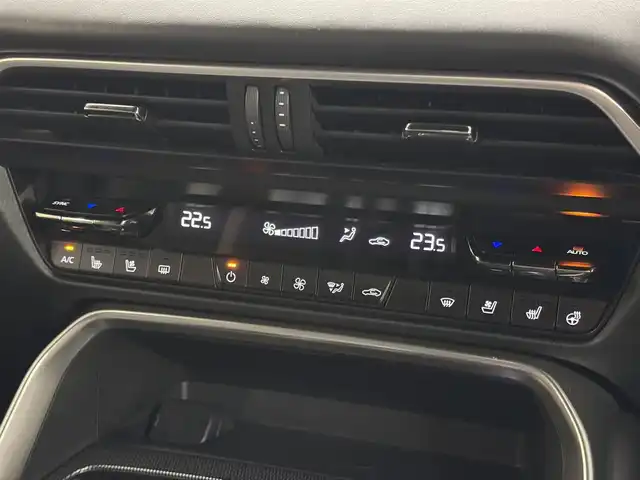 マツダ ＣＸ－６０ XD HV エクスクルーシブスポーツ 三重県 2022(令4)年 2.8万km ロジウムホワイトプレミアムメタリック ディーゼルターボ・マイルドハイブリッド/4WD/MTモード付8AT/12.3型ナビ/（AM/FM/USB/HDMI/CarPlay/AndroidAuto/Bluetooth/TV）/360ビュー・モニター/ビルトインETC/i-ACTIVSENSE/・スマートブレーキサポート/・レーダークルーズコントロール/・クルージング&トラフィックサポート/・ドライバー異常時対応システム/・ドライバーモニタリング/・レーンキープアシストシステム/・ブラインドスポットモニタリング/・クロストラフィックアラート（前後）/・標識認識/・パーキングセンサー（前後）/など/装備/・ナッパレザーシート（ブラック）/・シートヒーター（D/N/2nd）/・シートベンチレーション（D/N）/・パワーシート（Dメモリー付10way/N10way）/・電動チルト&テレスコステアリング/・ステアリングヒーター/・ヘッドアップディスプレイ/・AC100Vコンセント&USB充電ジャック&ワイヤレス充電/・LEDヘッドライト/・ダウンヒルアシストコントロール/・ハンズフリーパワーリフトゲート/・左右独立オートエアコン/・パドルシフト/・純正20inAW/・保/取/ナビ取/・スマートキーx2/など