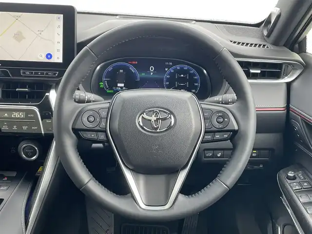 トヨタ ハリアー ＰＨＥＶ Z 滋賀県 2023(令5)年 0.7万km プラチナホワイトパールマイカ JBLサウンド/ムーンルーフ/純正12.3インチメモリナビ/・フルセグTV/・Bluetooth/・ミラキャスト/・USB入力端子/衝突軽減ブレーキ/車線逸脱警報/レーダークルーズコントロール/ブラインドスポットモニター/全方位カメラ/ドラレコ付デジタルインナーミラー/ヘッドアップディスプレイ/ETC2.0 /パワーシート/シートヒーター/シートクーラー/パワーバックドア/プッシュスタート/スマートキー×２/革巻きステアリング/ステアリングリモコン/PHEV充電ケーブル/LEDヘッドライト/純正19インチアルミホイール/純正フロアマット